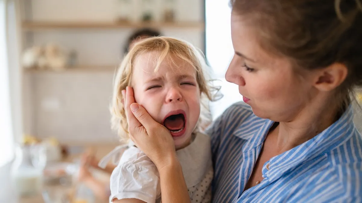 rodzic pocieszający płaczące dziecko lęk separacyjny