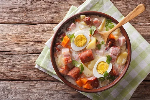 tradycyjna polska zupa w misce