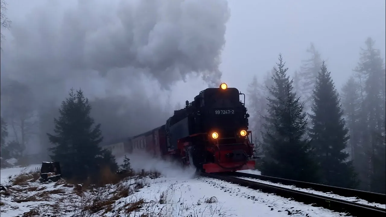Harz Brockenbahn im Winter Nebel