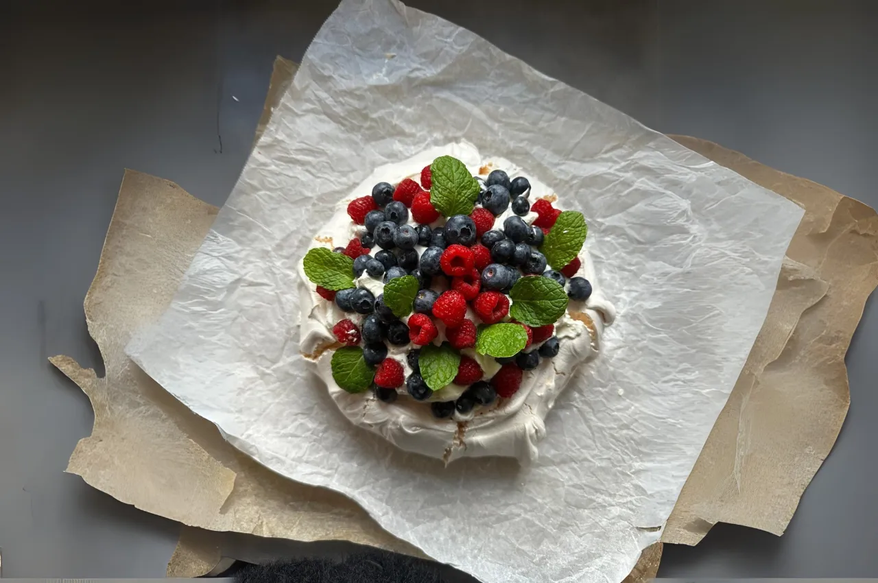 Pavlova z kremem owoce świeże