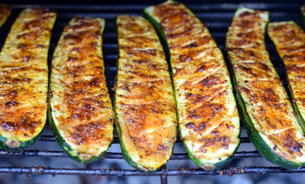 przepisy na grillowaną cukinię, cukinia z grilla z serem, faszerowana cukinia z grilla