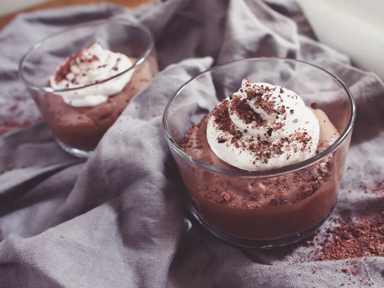 Zamrożony mus czekoladowy w pucharkach