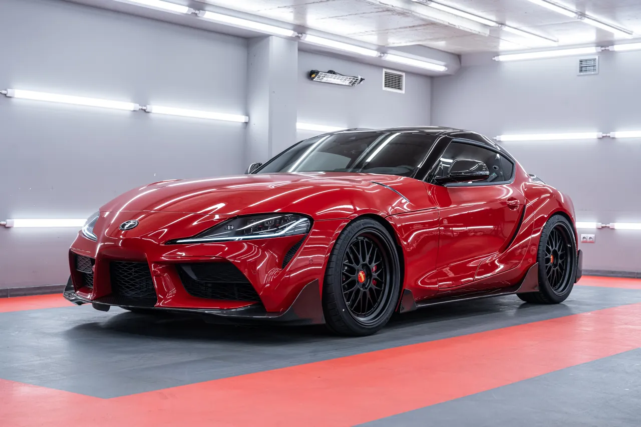 Toyota Supra GR A90 MK5 czerwona z przodu