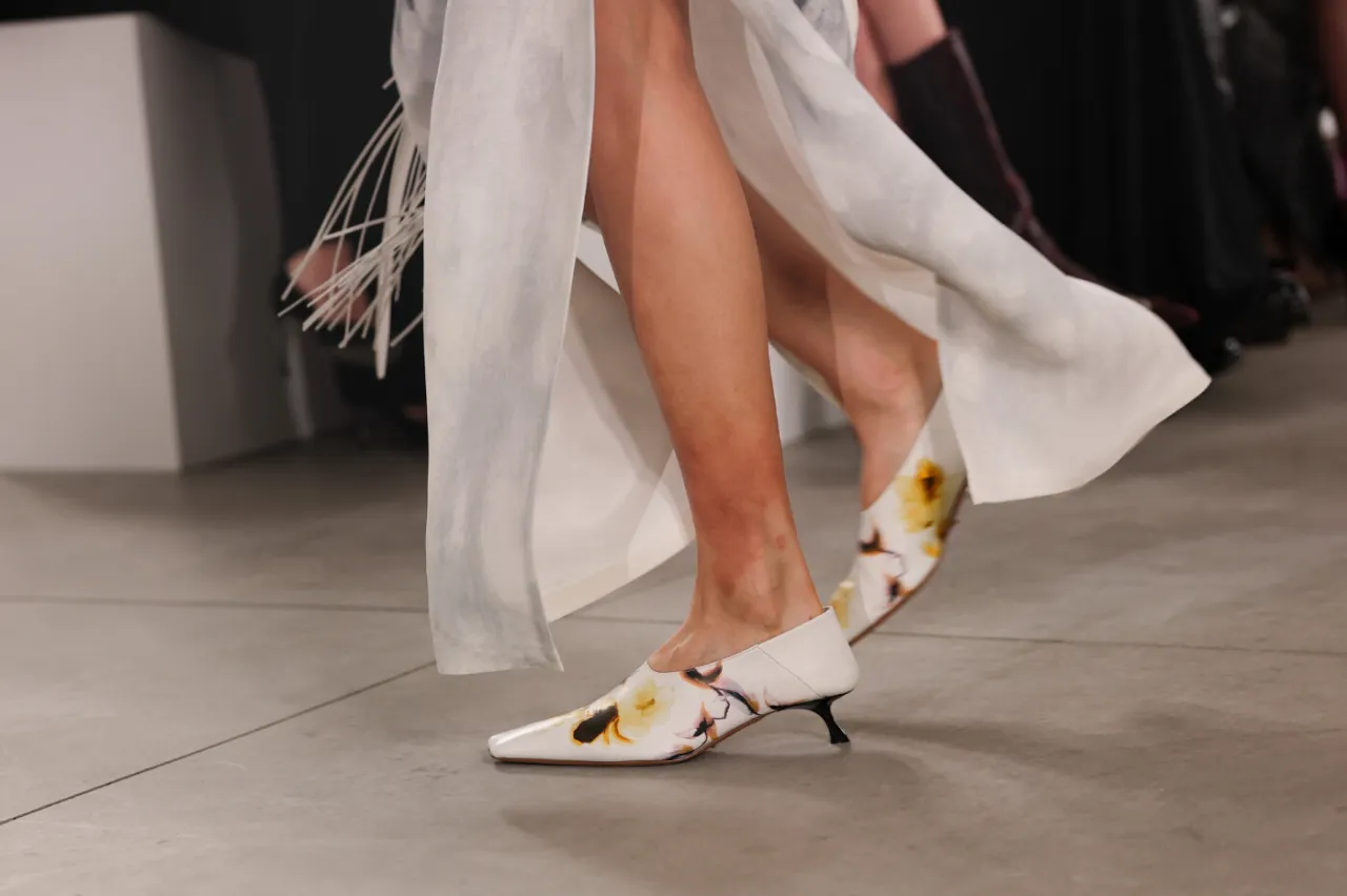 Modne buty do sukienki na wiosnę 2026 inspiracje