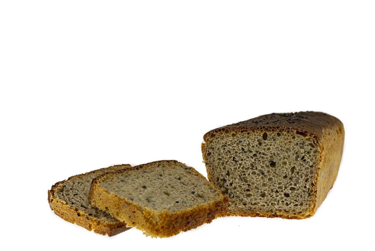 Chleb z czarnuszką świeżo upieczony, zbliżenie na nasiona