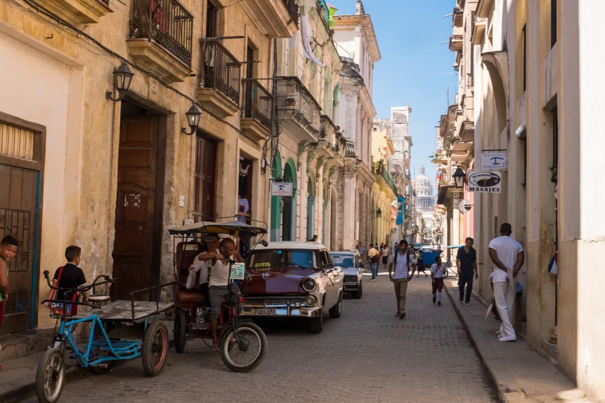 tłum turystów na ulicy w Starej Hawanie