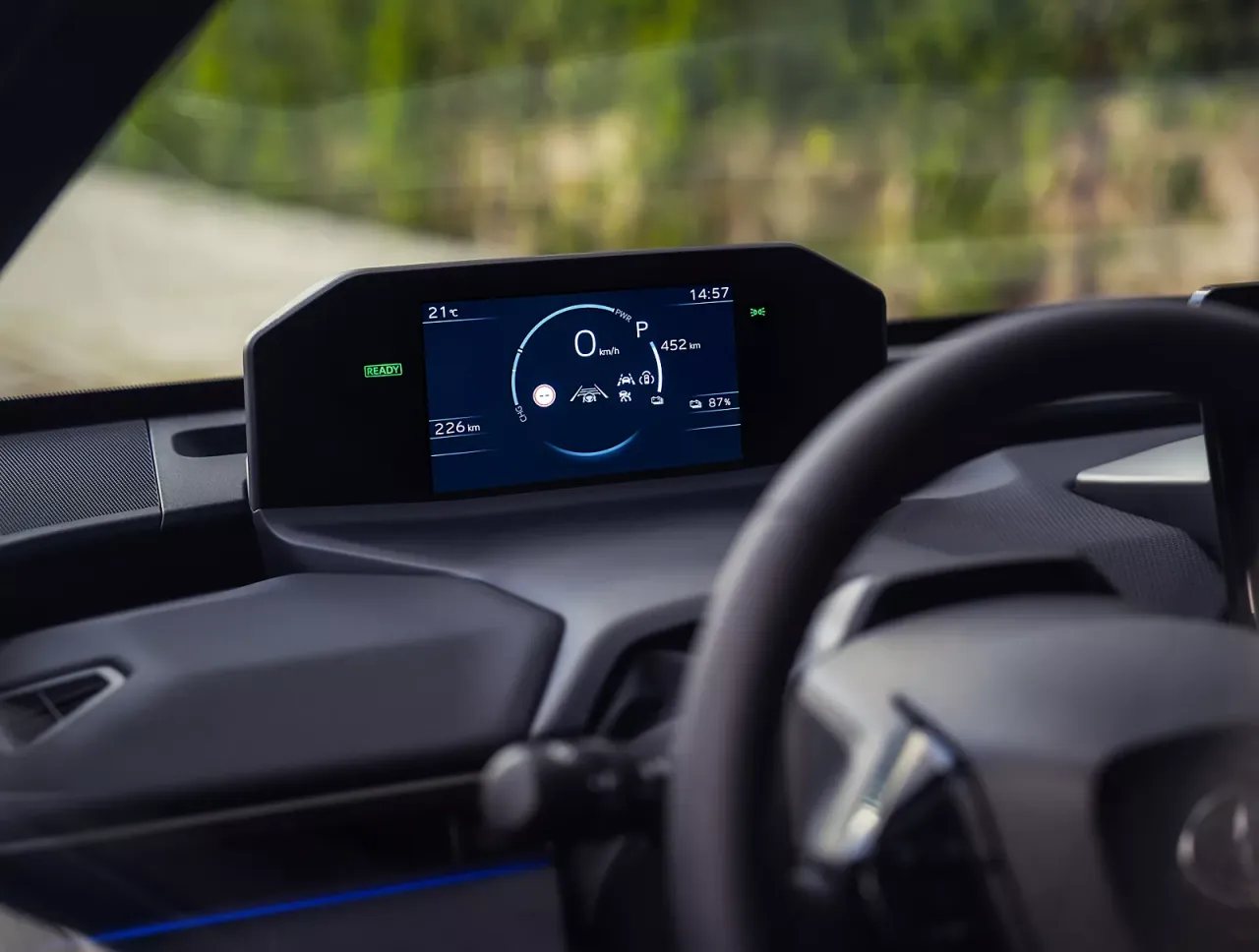 Cyfrowy kokpit Toyoty pokazuje dane jazdy: 0 km/h, 226 km zasięgu, 87% baterii. Jak działa bluetooth low energy w Toyocie?