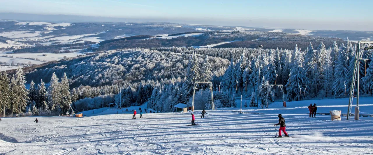 Skifahren auf der Wasserkuppe im Winter