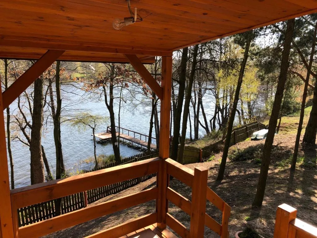 Domek nad jeziorem z pomostem Polska