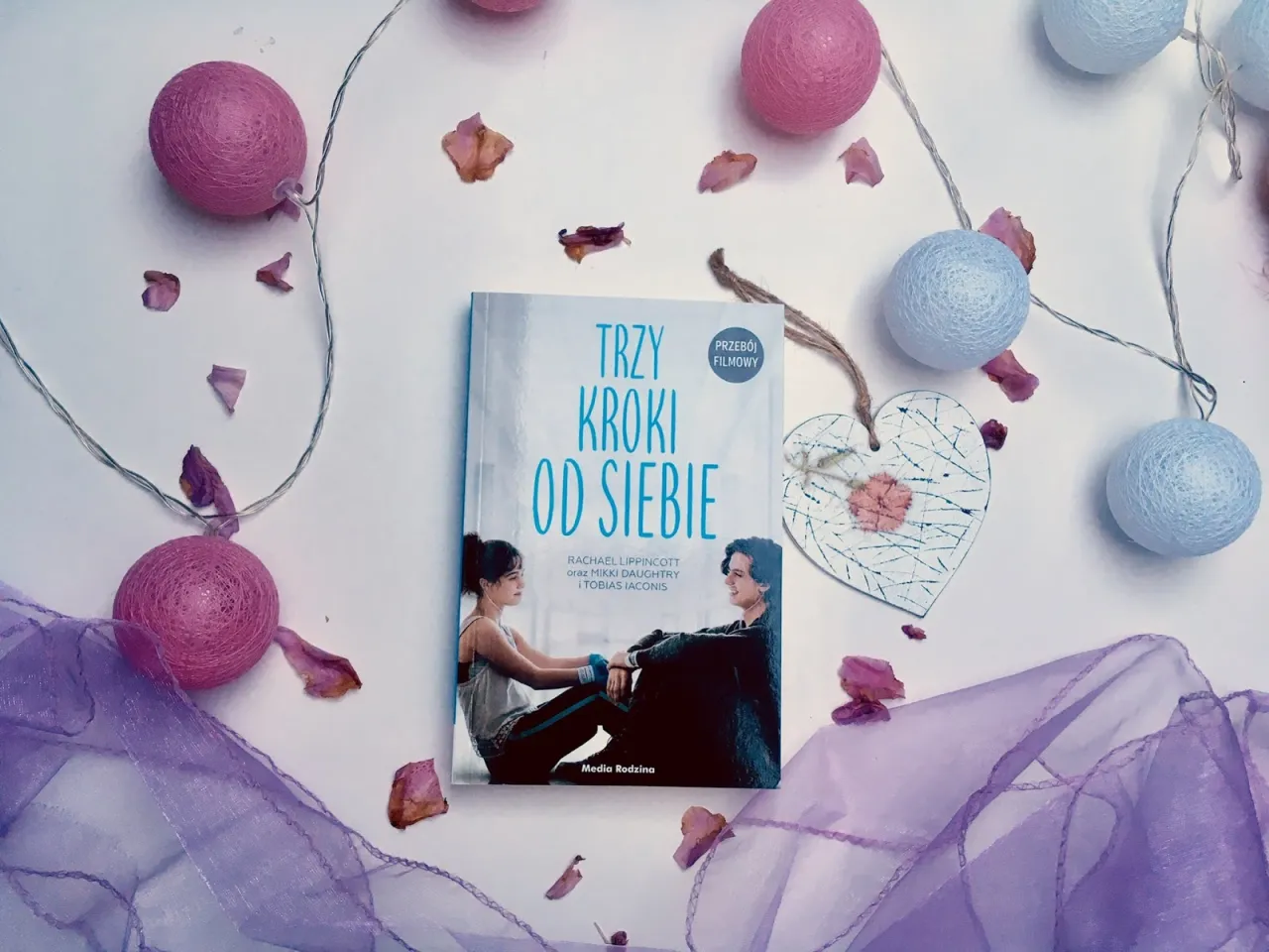 Młodzi ludzie w szpitalu trzymający się za ręce przez szybę