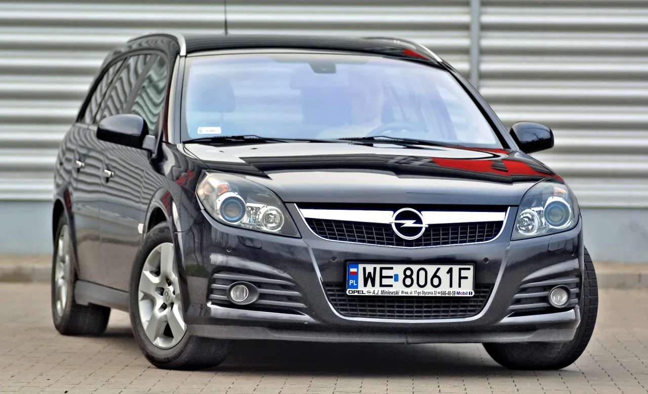 Czarny Opel Vectra kombi, idealny wyb&oacute;r dla szukających najbardziej ekonomiczne auto.