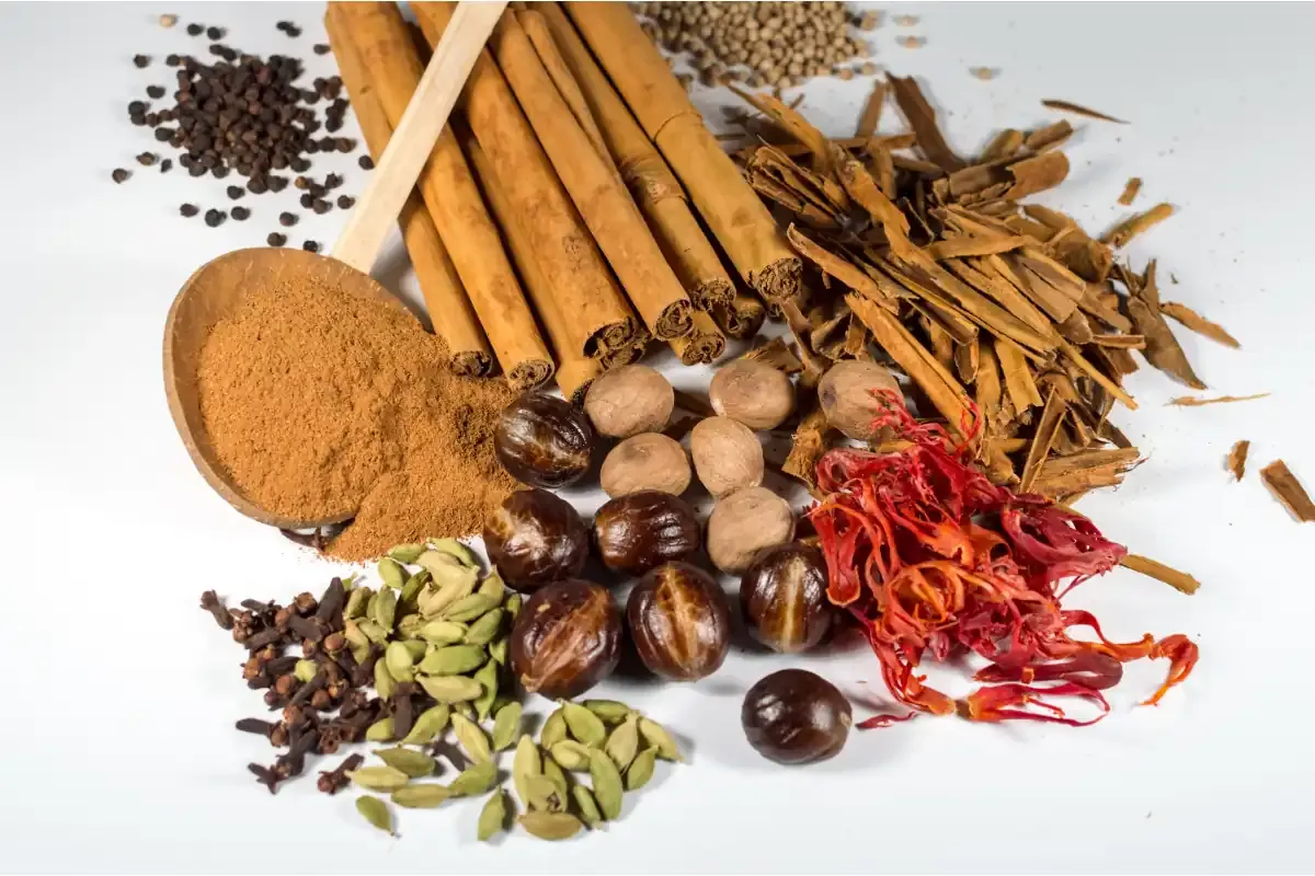 r&oacute;żne przyprawy korzenne całe i mielone