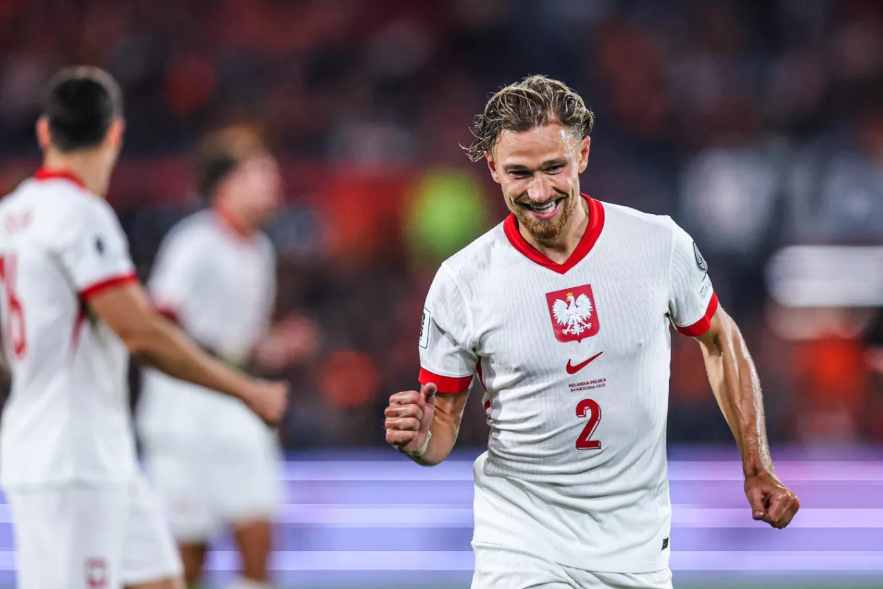 Uśmiechnięty Matty Cash, numer 2 na koszulce reprezentacji Polski, cieszy się z gry. Jego wzrost i determinacja na boisku robią wrażenie.