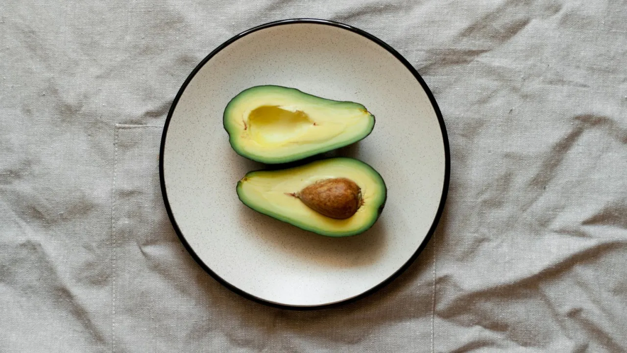 guacamole w pojemniku z folią spożywczą