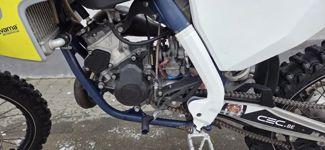 Silnik Husqvarna WRE 125, gotowy do akcji. Potężna moc ukryta w kompaktowej konstrukcji.