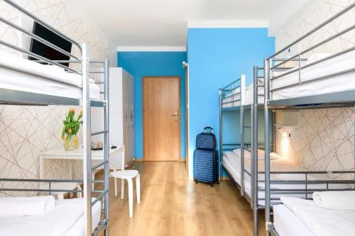 Wnętrze hostelu, wsp&oacute;lna przestrzeń, pok&oacute;j wieloosobowy