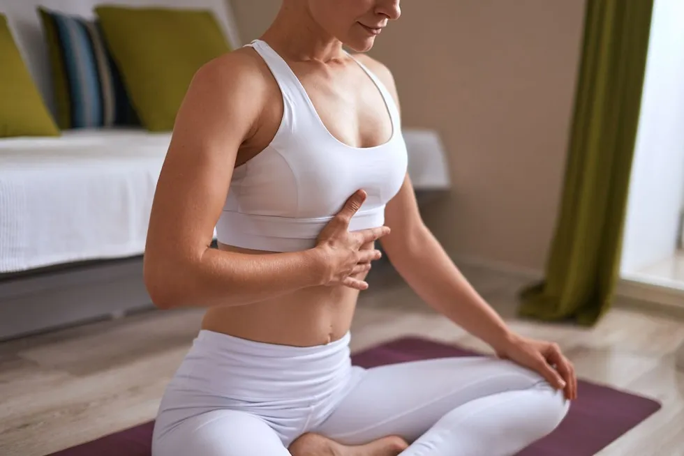 Osoba wykonująca ćwiczenia oddechowe dla relaksu