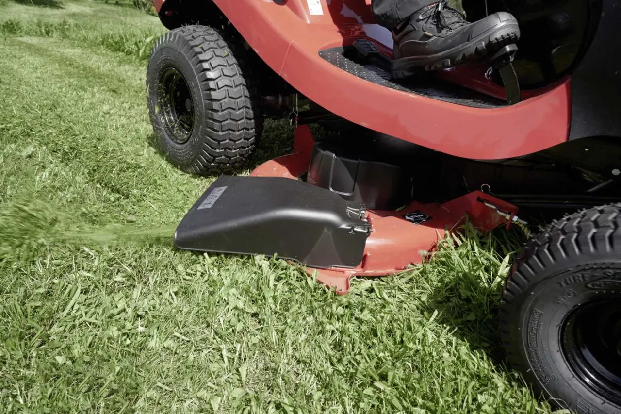 Kosiarka traktorek z koszem na trawę. Dowiedz się, jak ustawić kosisko w traktorku, aby uzyskać idealnie skoszoną trawę.