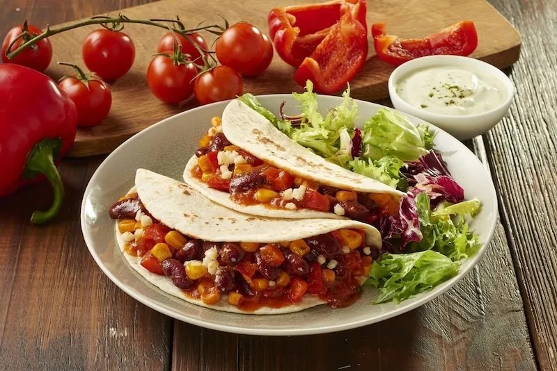 tortilla z fasolą i kukurydzą