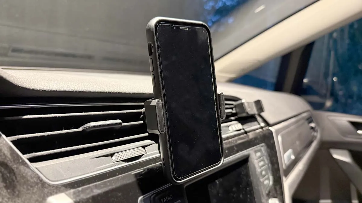 Verschiedene Arten von Smartphone-Halterungen im Auto