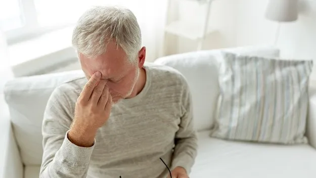 Senior zmęczony, blady, osłabiony