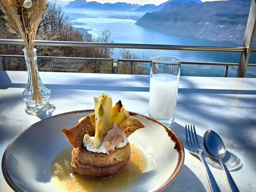 plat gastronomique avec vue sur le lac du Bourget Aix-les-Bains