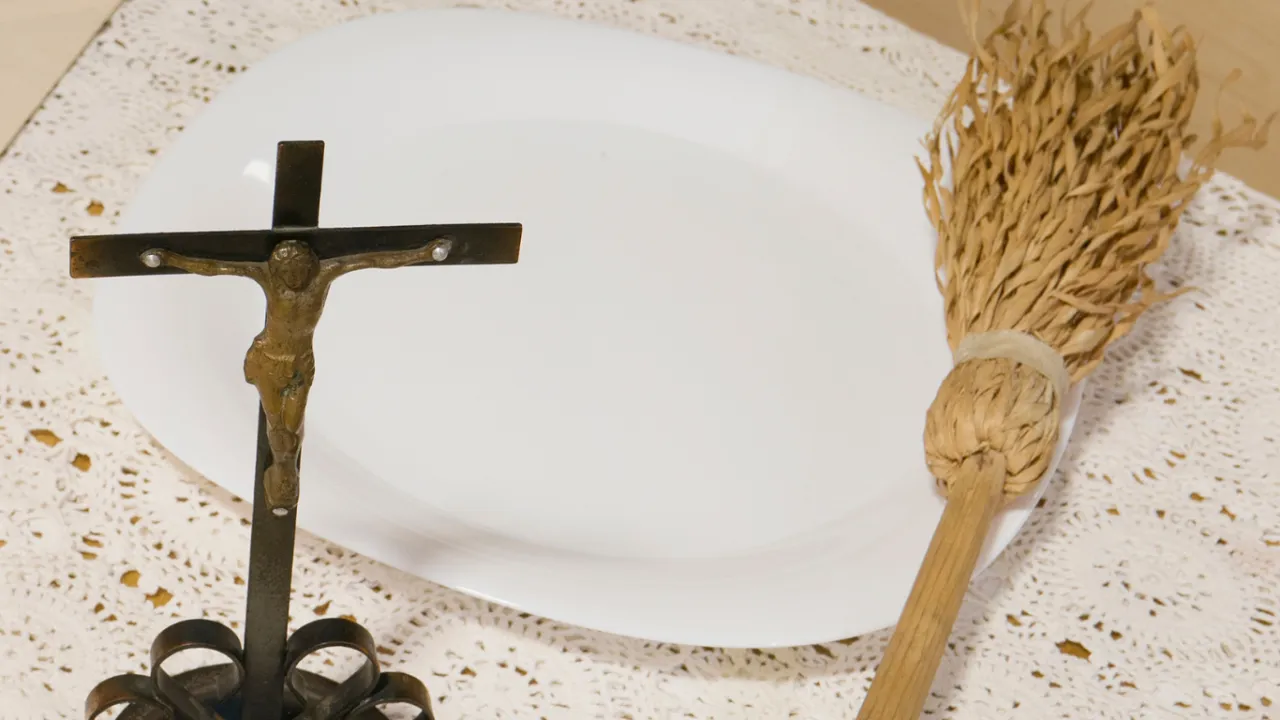 ksiądz kropi wodą święconą dom, modlitwa kolęda