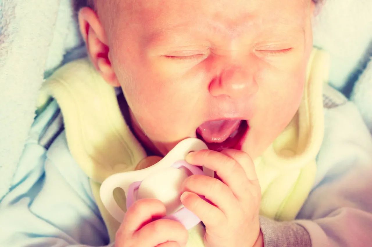 szczęśliwe dziecko bez smoczka