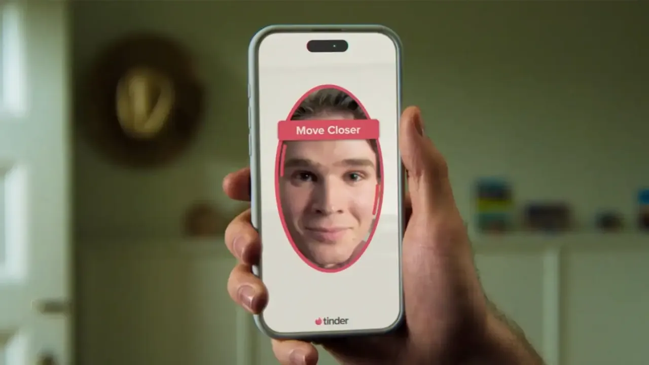 mężczyzna uśmiechnięty z telefonem tinder