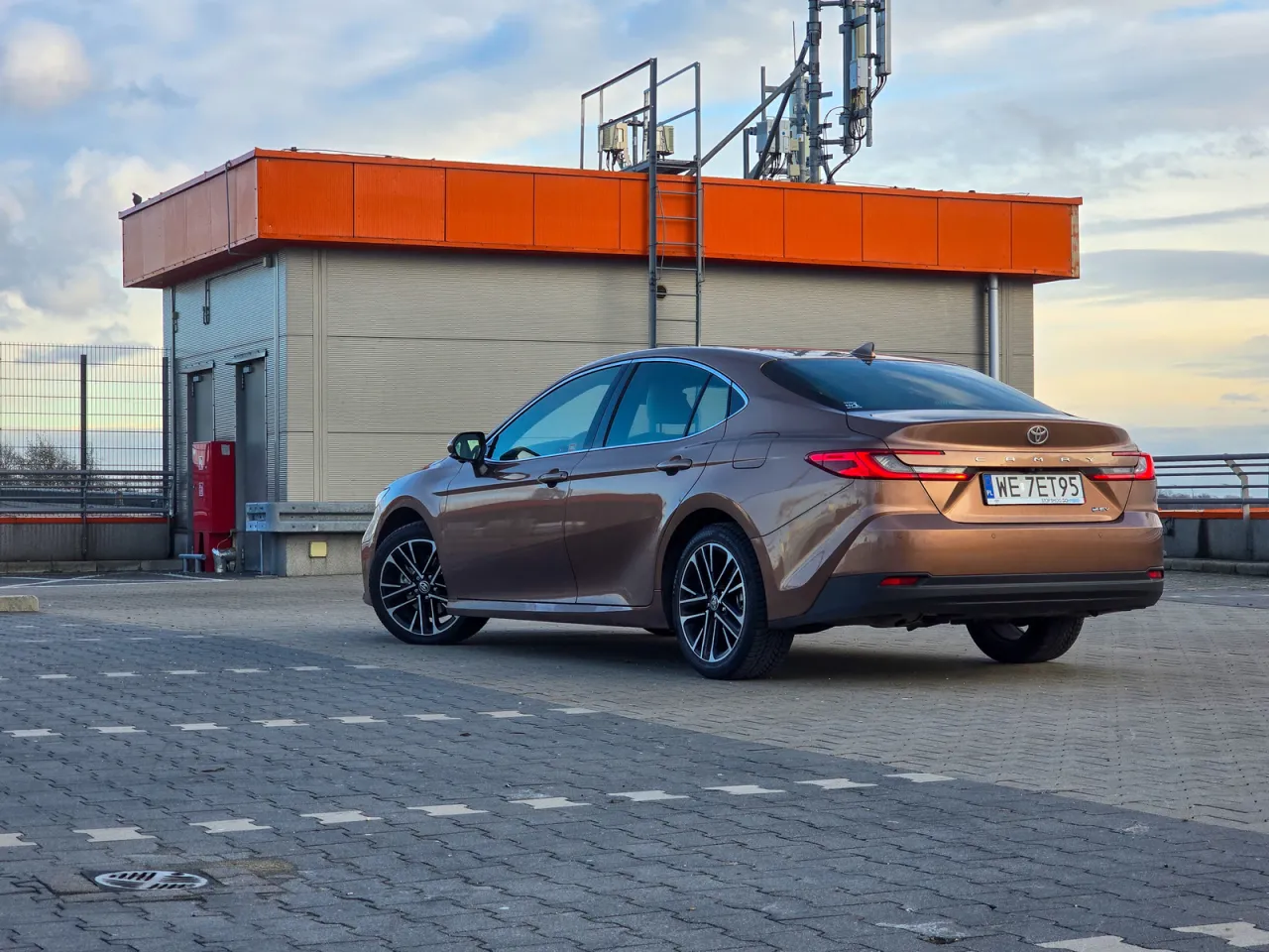 Toyota Camry Hybrid w mieście i na trasie