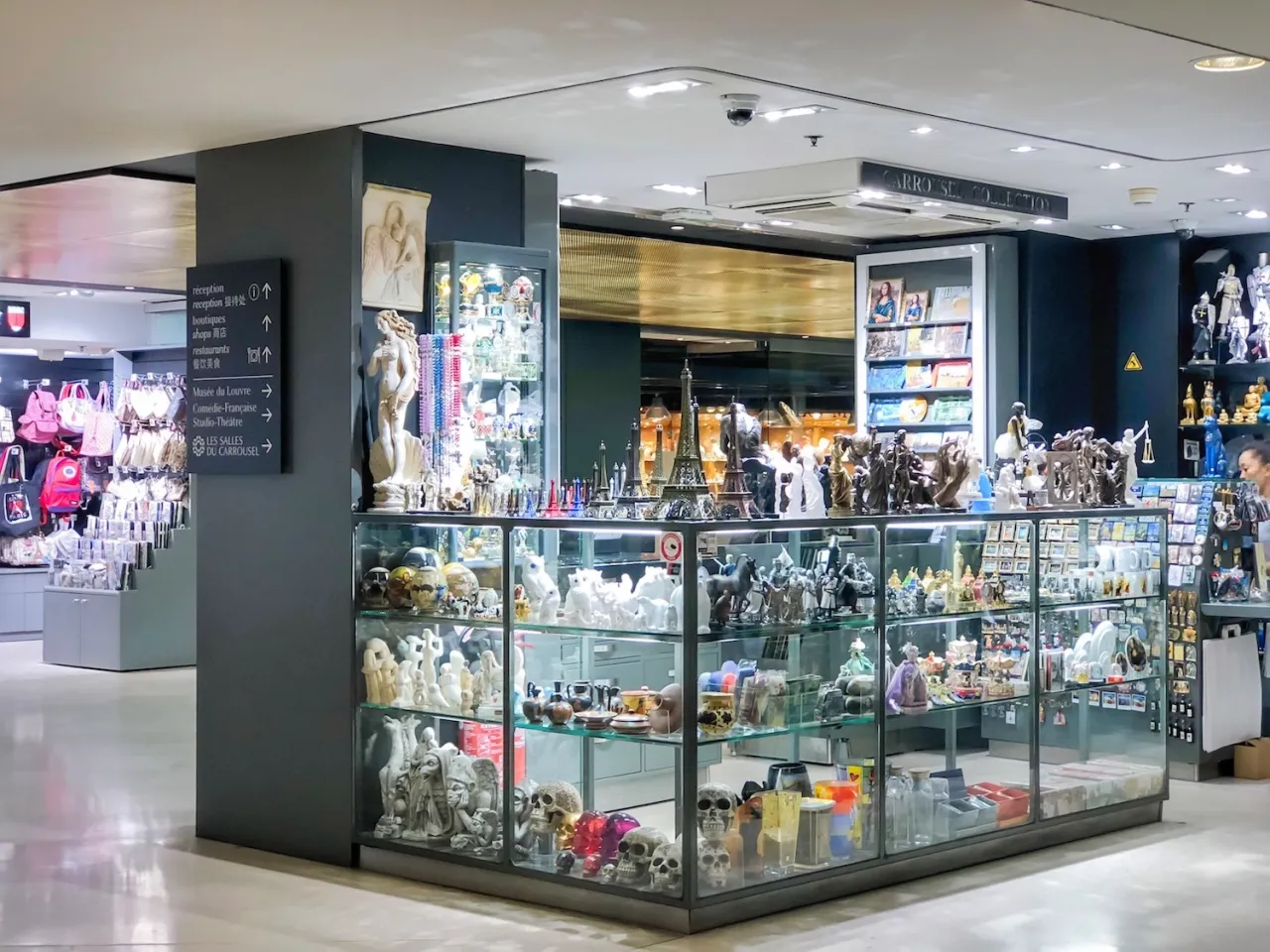 Sklep z pamiątkami w Paryżu. Znajdziesz tu wieże Eiffla, figurki, biżuterię i inne przedmioty, które warto kupić w Paryżu.