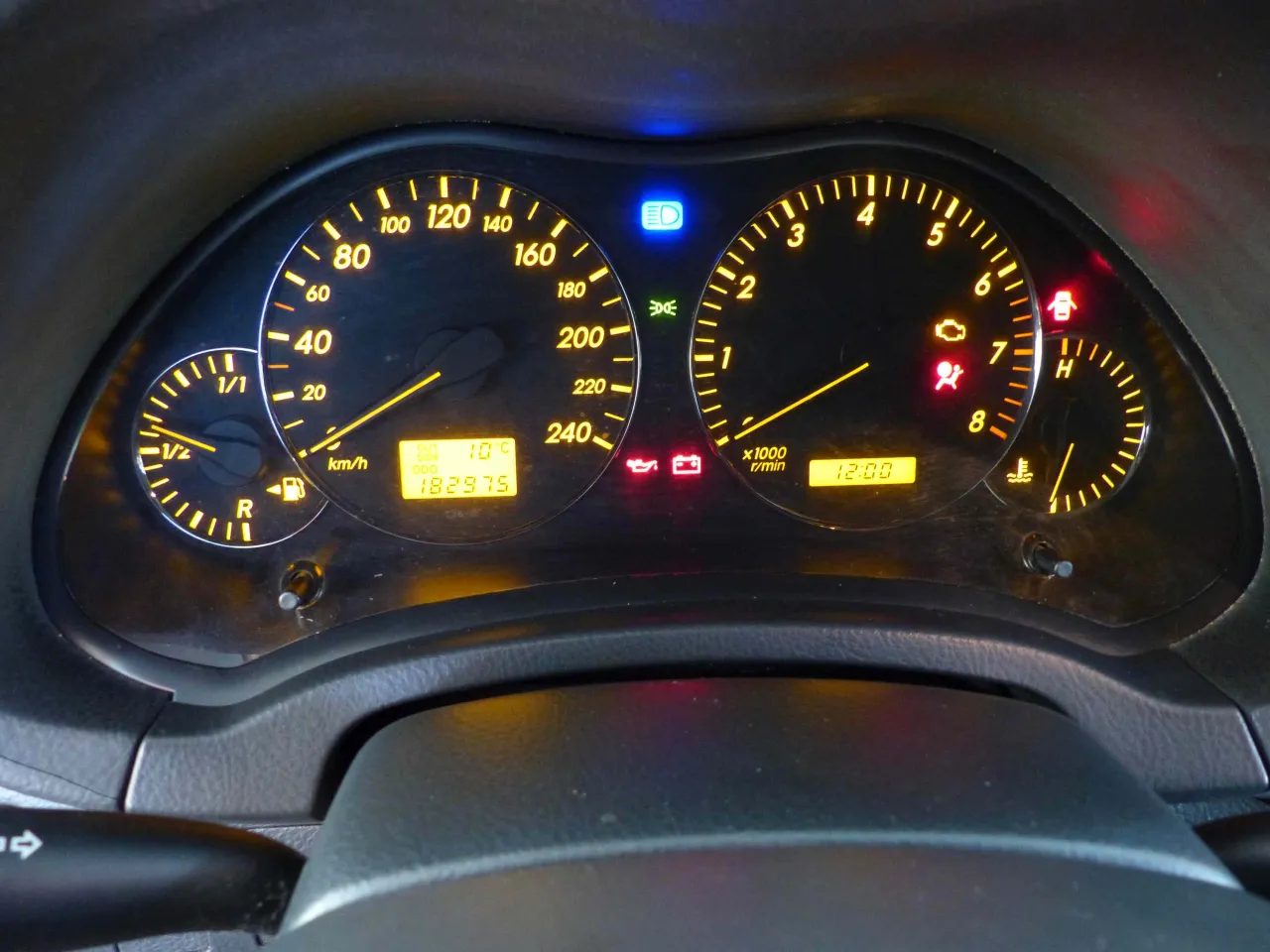 Toyota Avensis T25 deska rozdzielcza wskaźnik paliwa