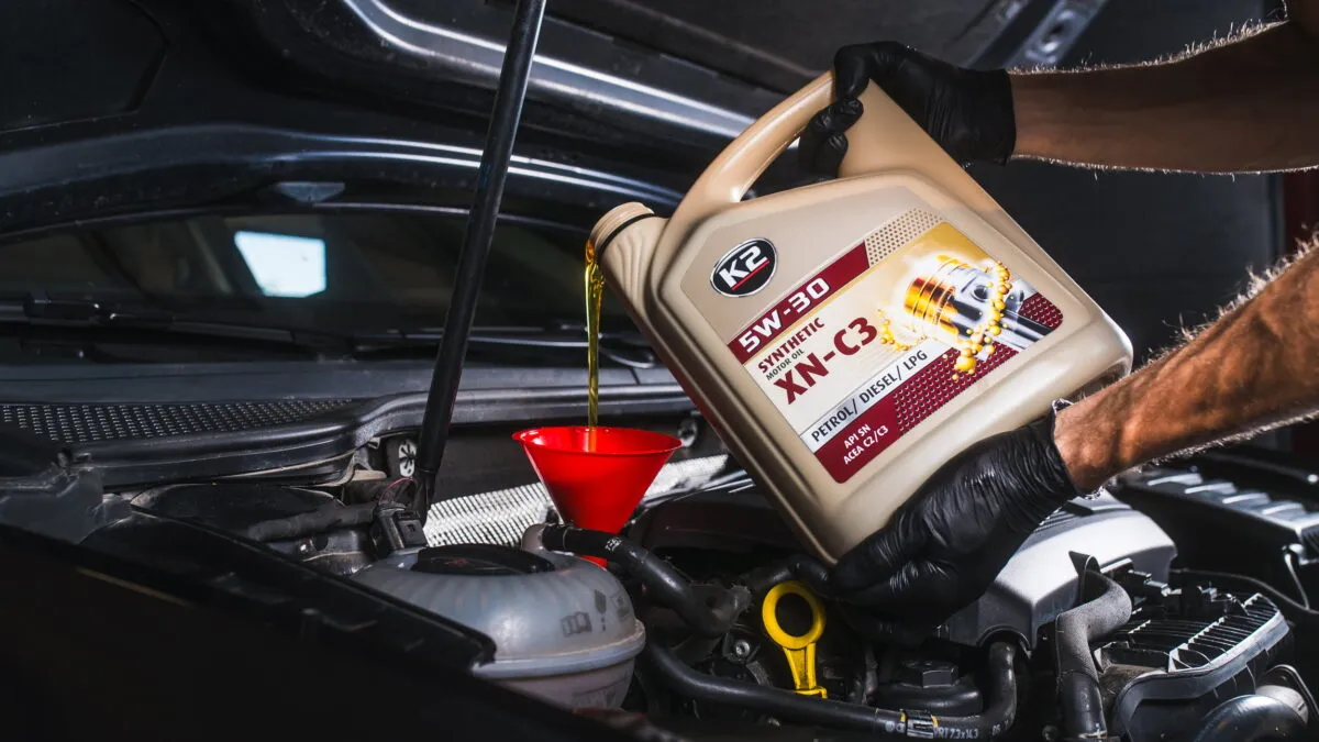 wymiana oleju w dieslu, mechanik sprawdza olej