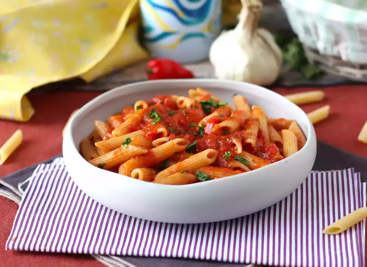 Penne Arrabbiata przepis: makaron w sosie pomidorowym z czosnkiem i chili, posypany natką pietruszki. Idealny na szybki obiad.