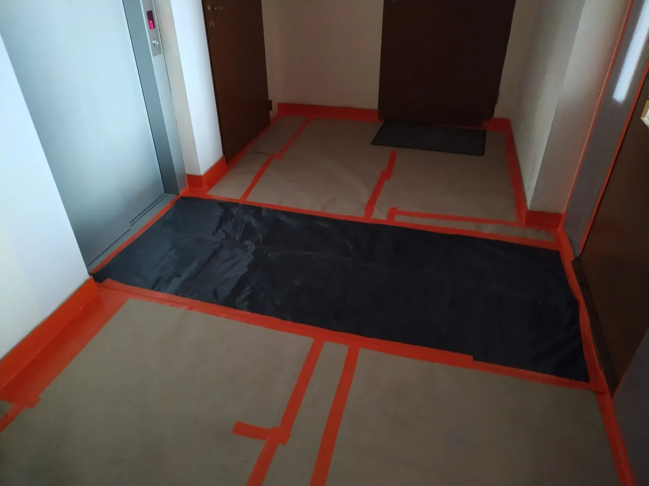 różne materiały do zabezpieczania podłogi przed malowaniem