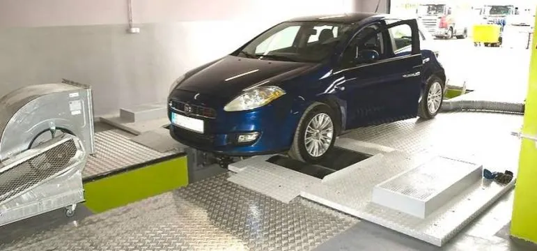 Samochód na hamowni podwoziowej