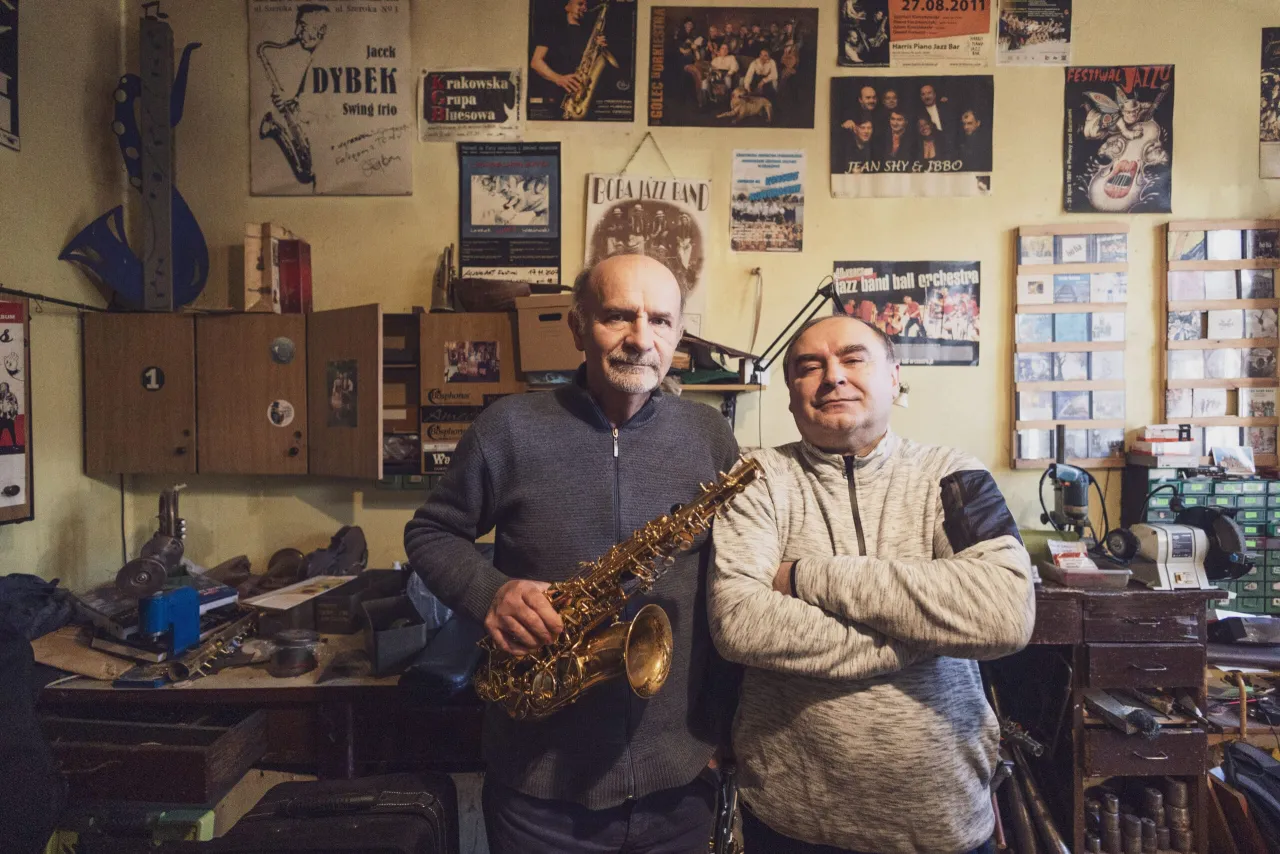 dziecko i dorosły grający na saksofonie