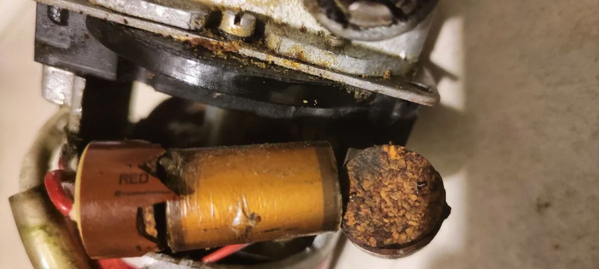 uszkodzony kondensator przeciwzakł&oacute;ceniowy