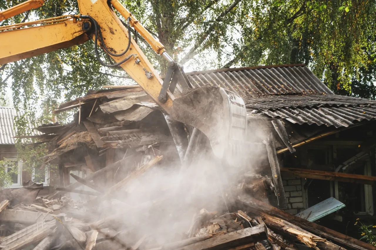 wyburzanie budynku gospodarczego koparka