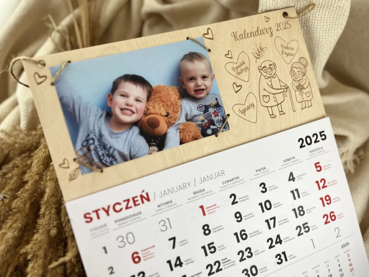 rodzina z dzieckiem przegląda kalendarz z datami 2025