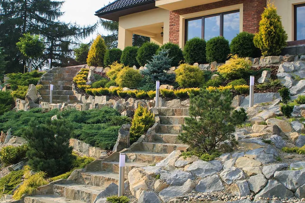 Schody z kamienia polnego w ogrodzie inspiracje