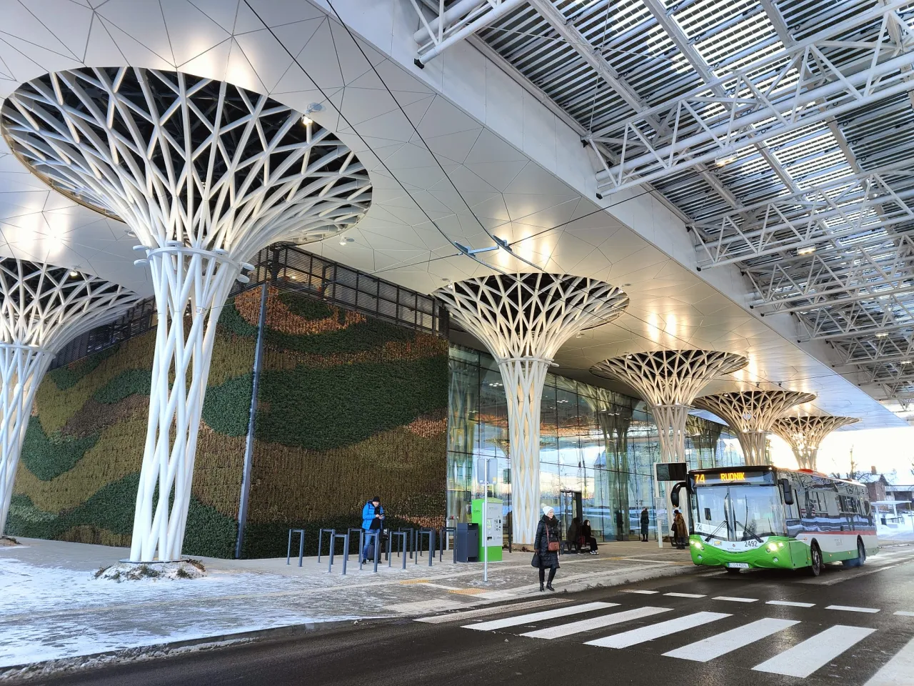 Nowoczesny dworzec metropolitalny Lublin, z zieloną ścianą i futurystycznymi kolumnami, czeka na otwarcie.