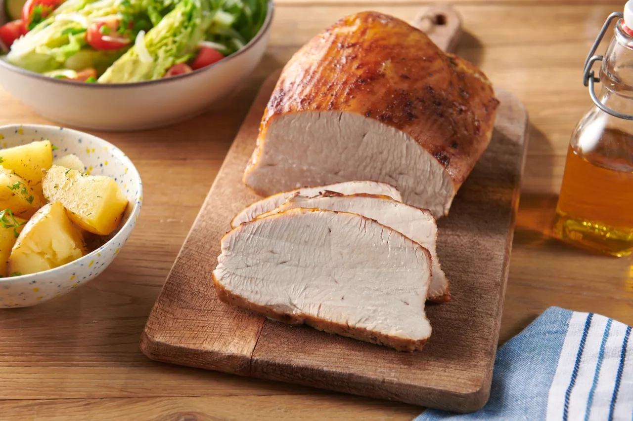 Indyk w marynacie przed pieczeniem