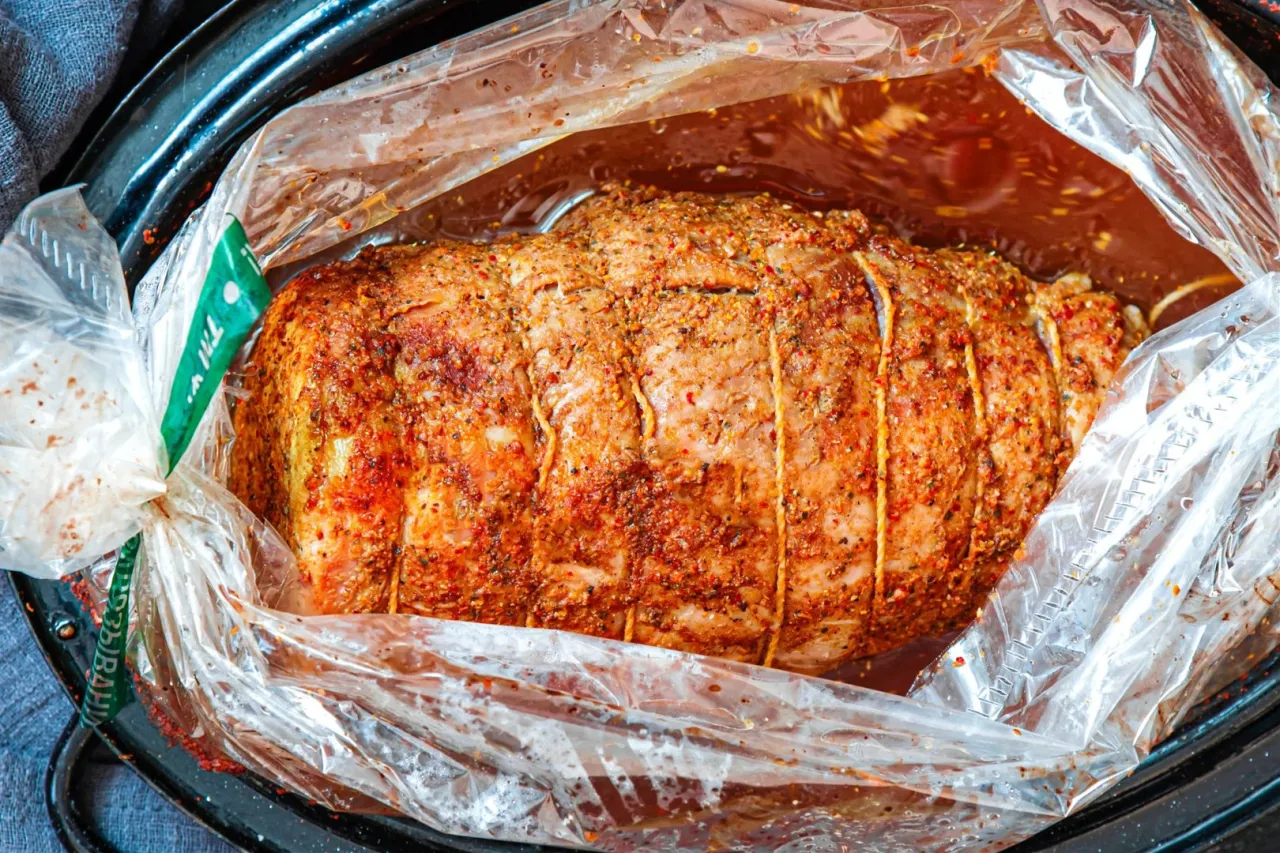 Gotujesz szynkę wieprzową w rękawie do pieczenia. Idealny pomysł na obiad, gdy zastanawiasz się, co ugotować z szynki wieprzowej.