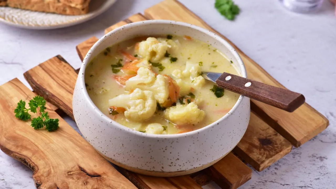 Kremowa zupa z kalafiora z marchewką i natką pietruszki. Idealny spos&oacute;b, co zrobic z ugotowanym kalafiorem, by stworzyć pyszne i sycące danie.