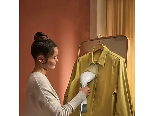 kobieta prasująca parownicą philips koszulę pionowo