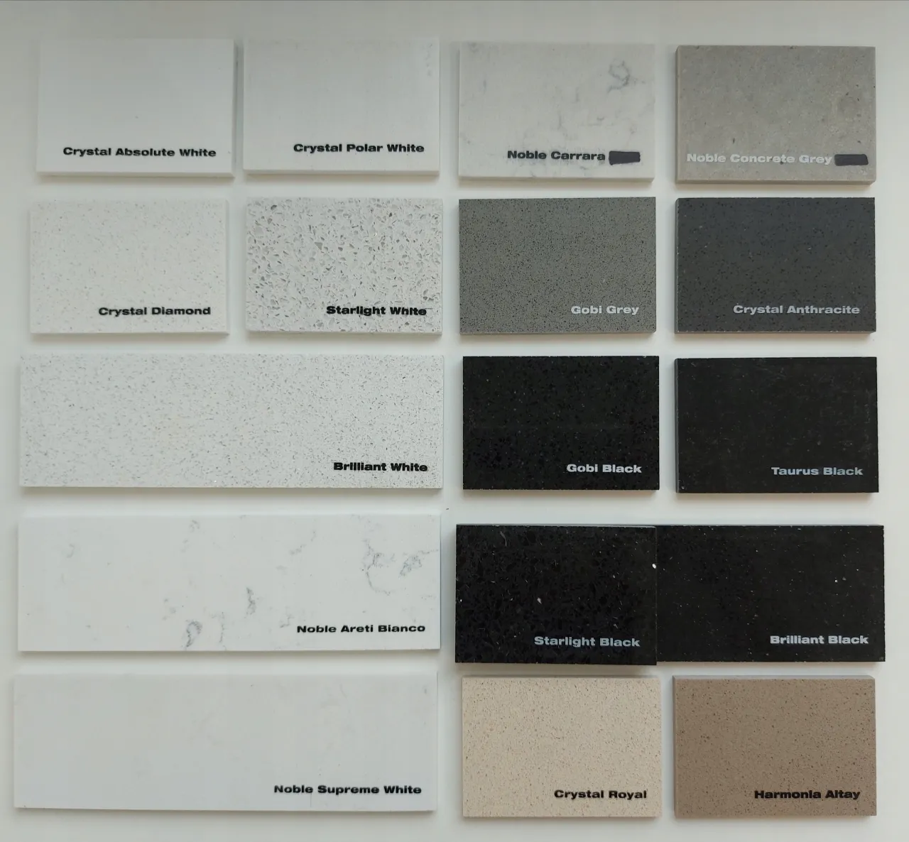 Wzory konglomeratu kwarcowego w różnych kolorach (biały, czarny, szary, beż)