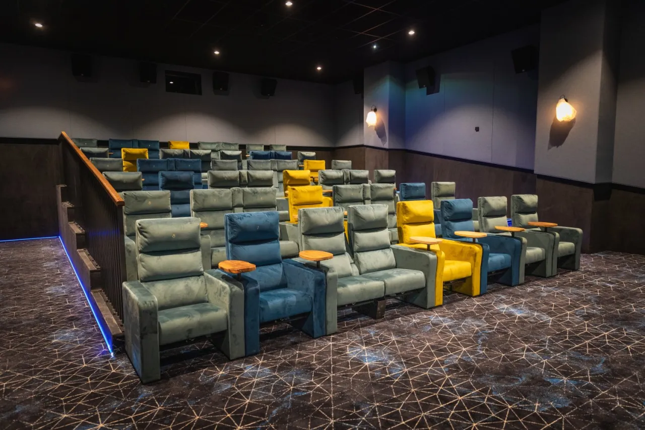 Luksusowe kino z jedzeniem Polska