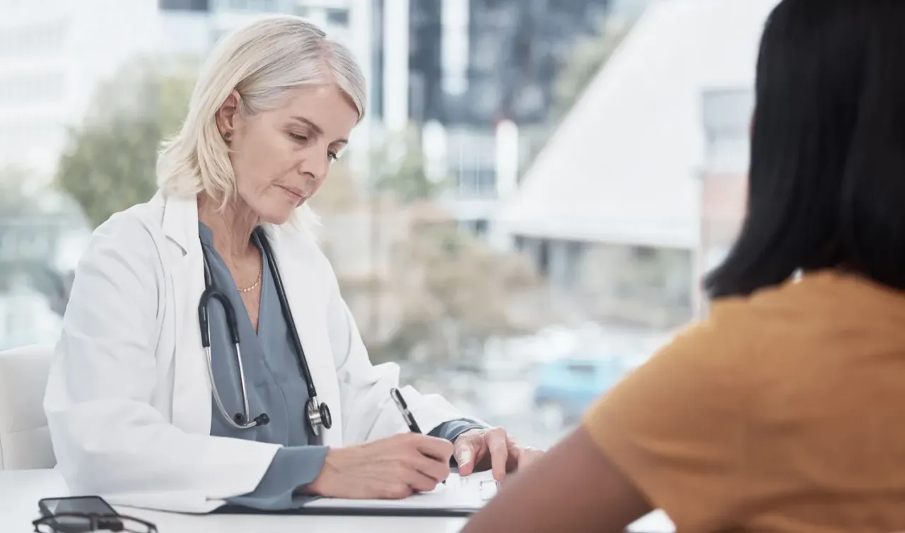 Lekarka podczas komisji lekarskiej ZUS, gdy pacjentka opowiada o depresji. Co mówić, by uzyskać orzeczenie?