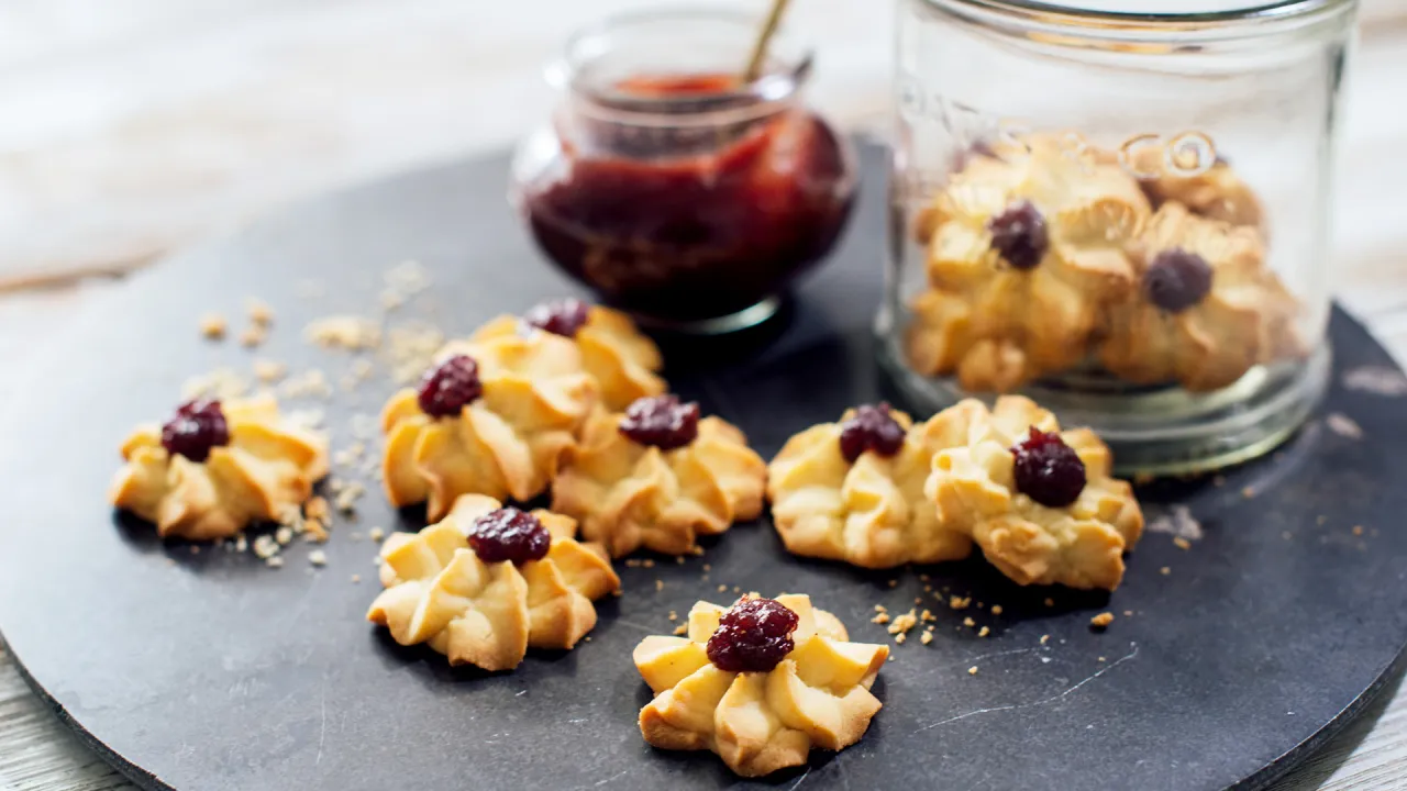 kruche ciastka świeże i zmiękłe porównanie